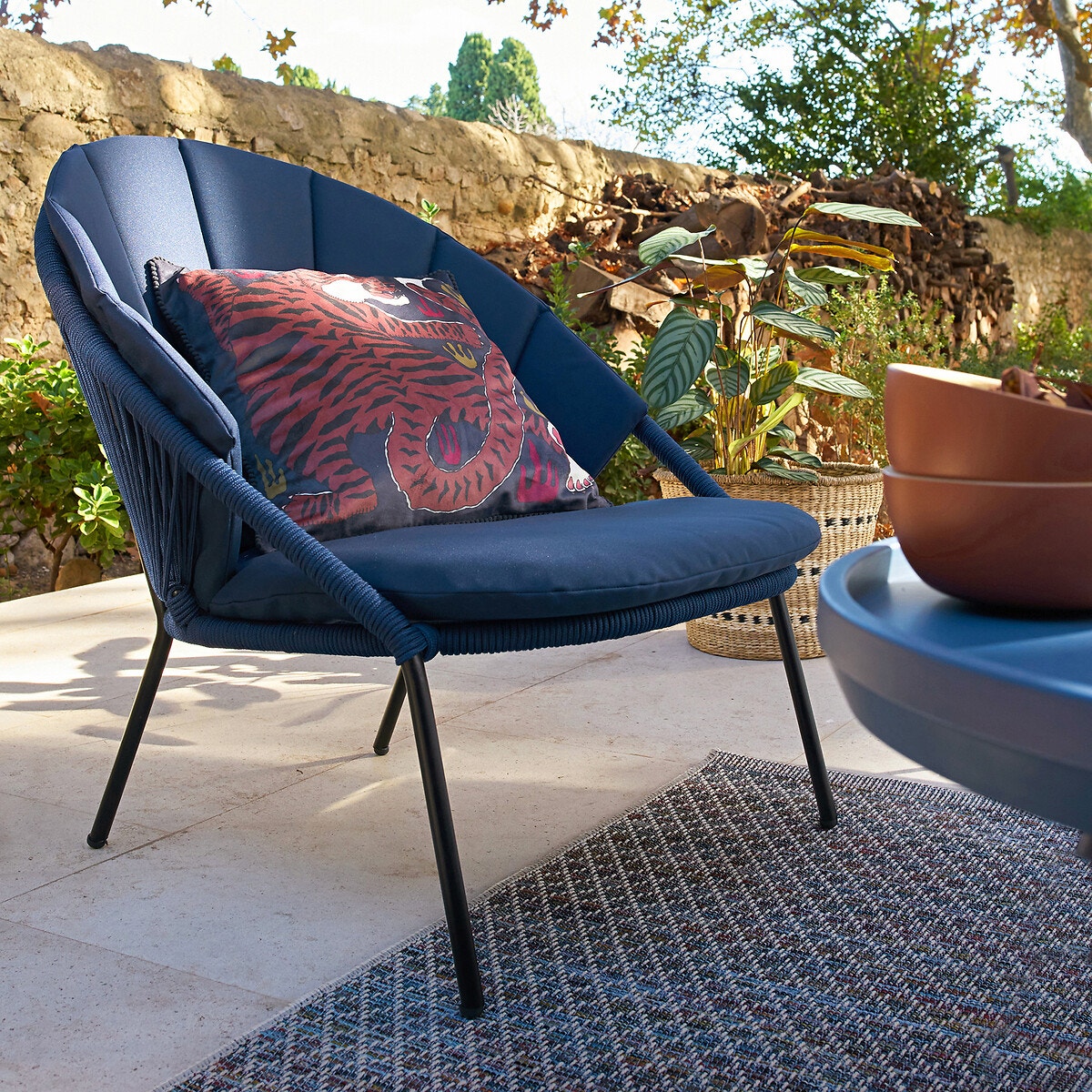 Fauteuil pieds métal coussins bleu assise corde confortable extérieur