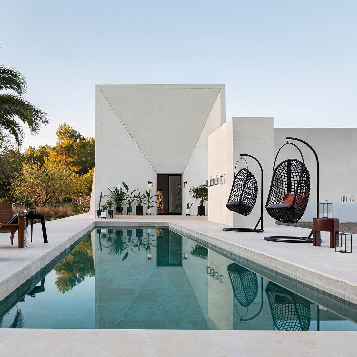 fauteuil suspendu oeuf noir pour extérieur bord piscine