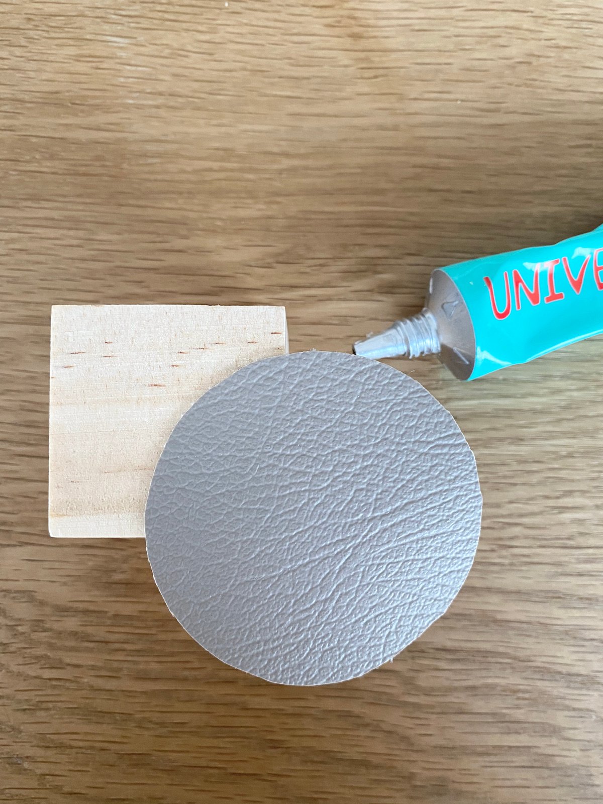 fixer cube bois rond cuir colle - blog déco - clemaroundthecorner