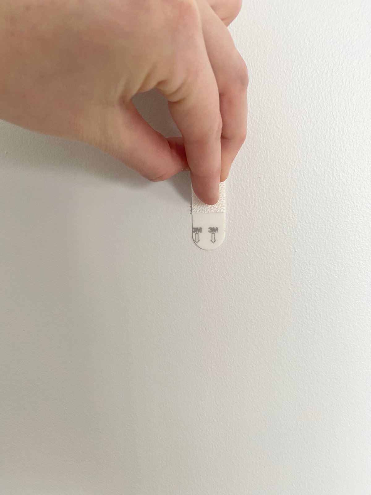 fixer décoration murale sans percer clou astuce