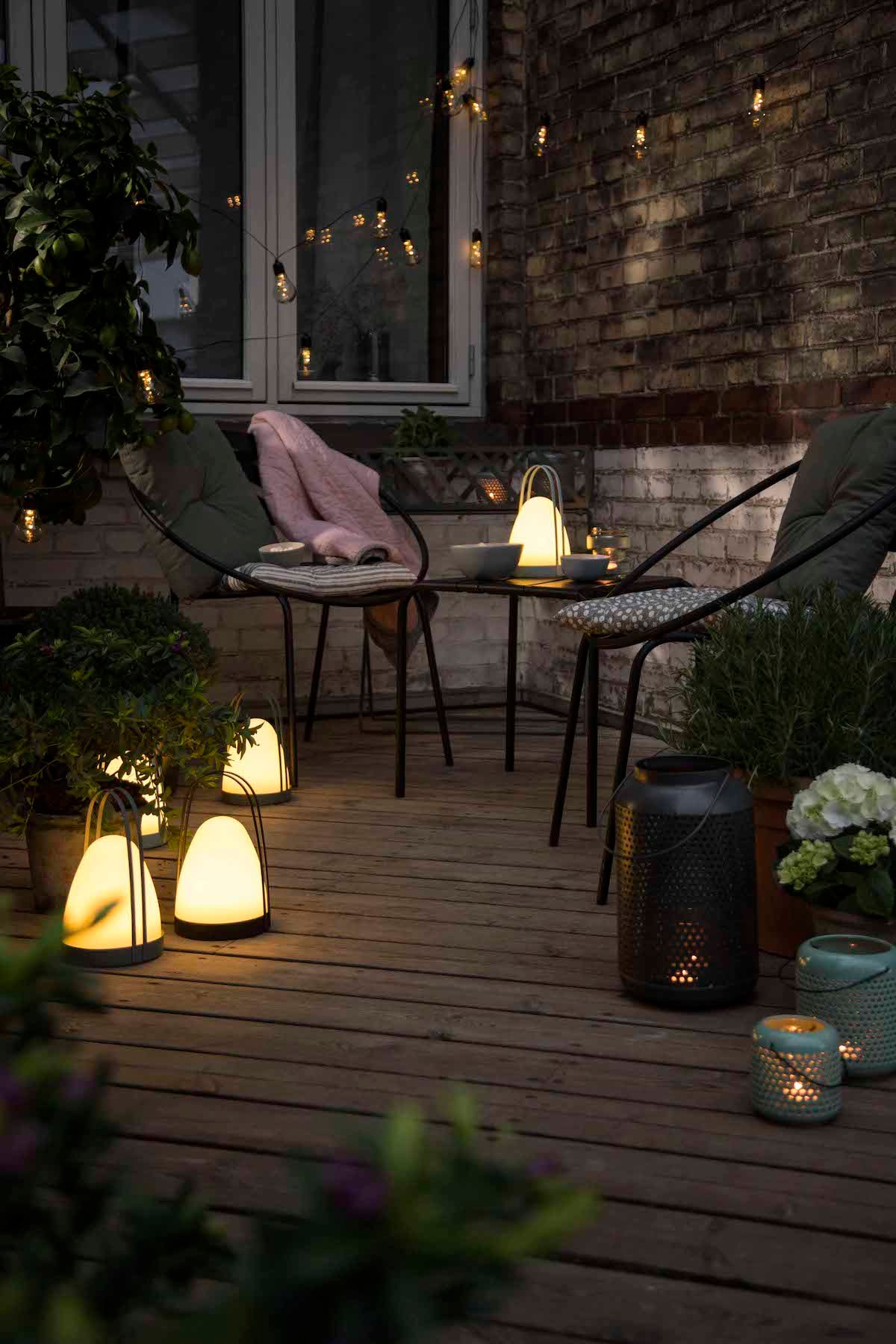 lanterne balcon extérieur bois chaise fer