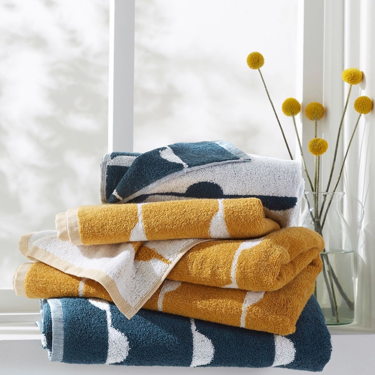 salle de bain déco jaune bleu marine éponge