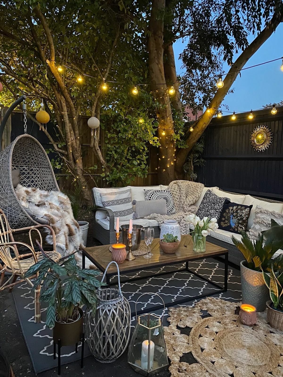 salon bohème noir et blanc chic élégant moderne tapis osier rond lanterne