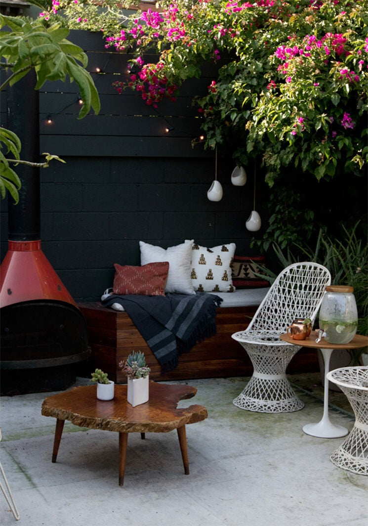 salon jardin noir blanc bois plantes vertes-roses