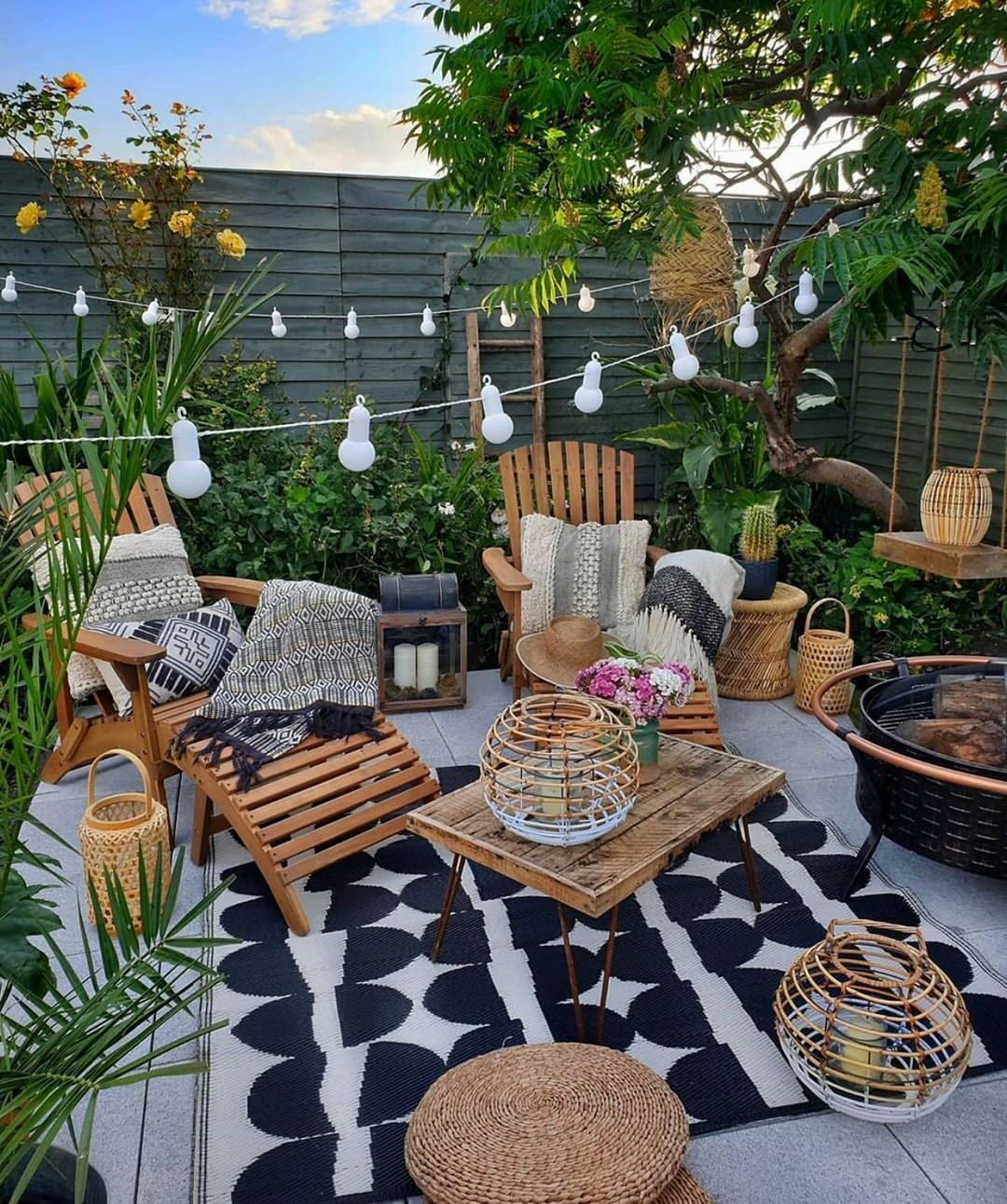 salon terrasse extérieure noir blanc mobilier bois guirlande