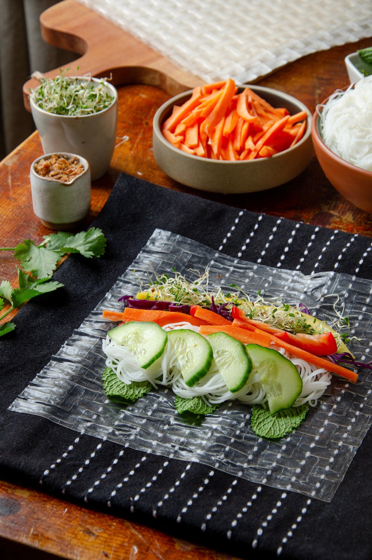 technique pour façonner rouleaux de printemps vegan aux légumes croquants