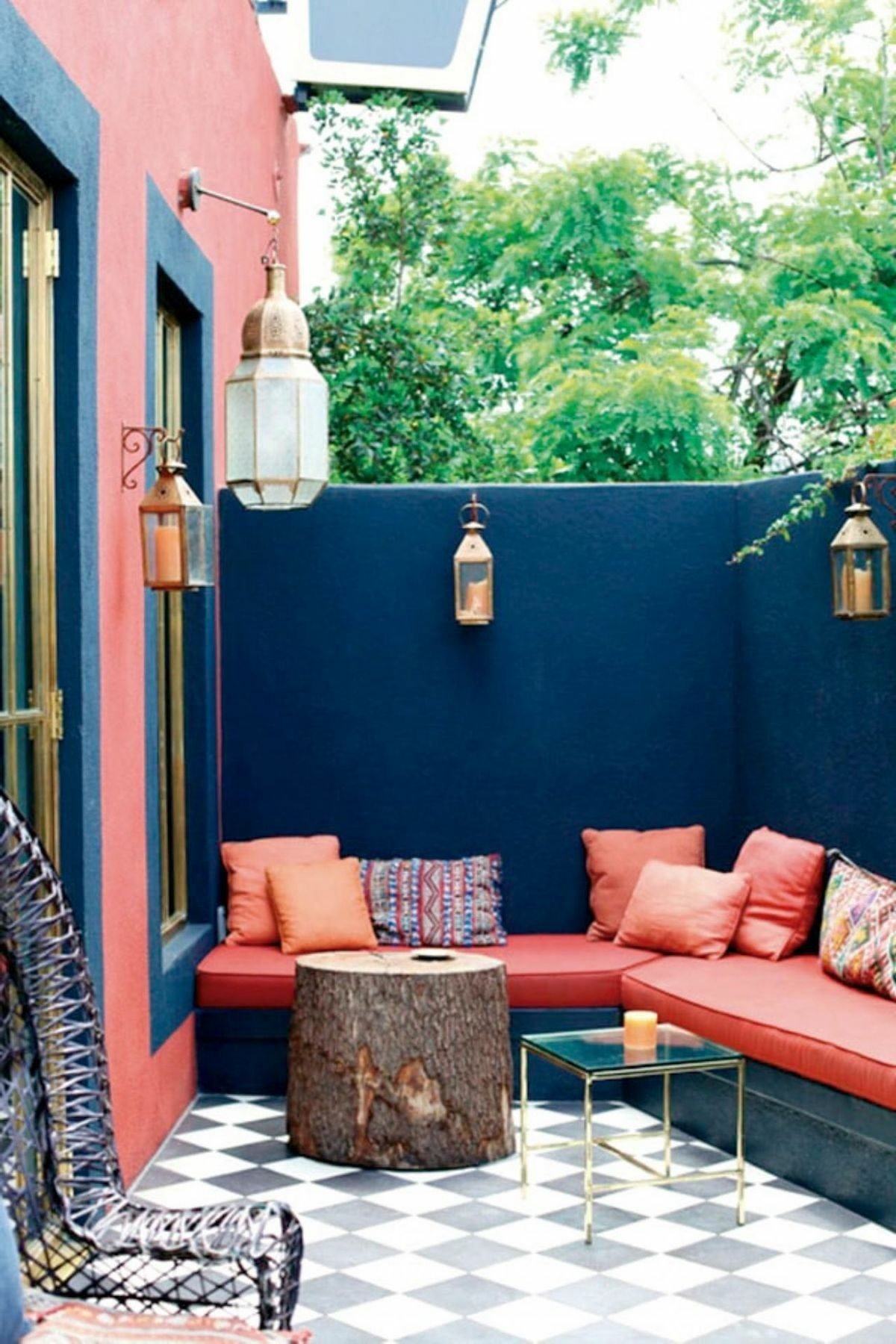 terrasse bleu marine rouge banquette lanterne
