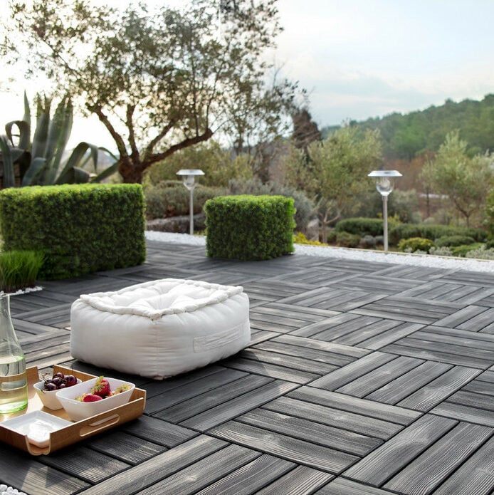 terrasse noire dalle clipsable pouf carré blanc
