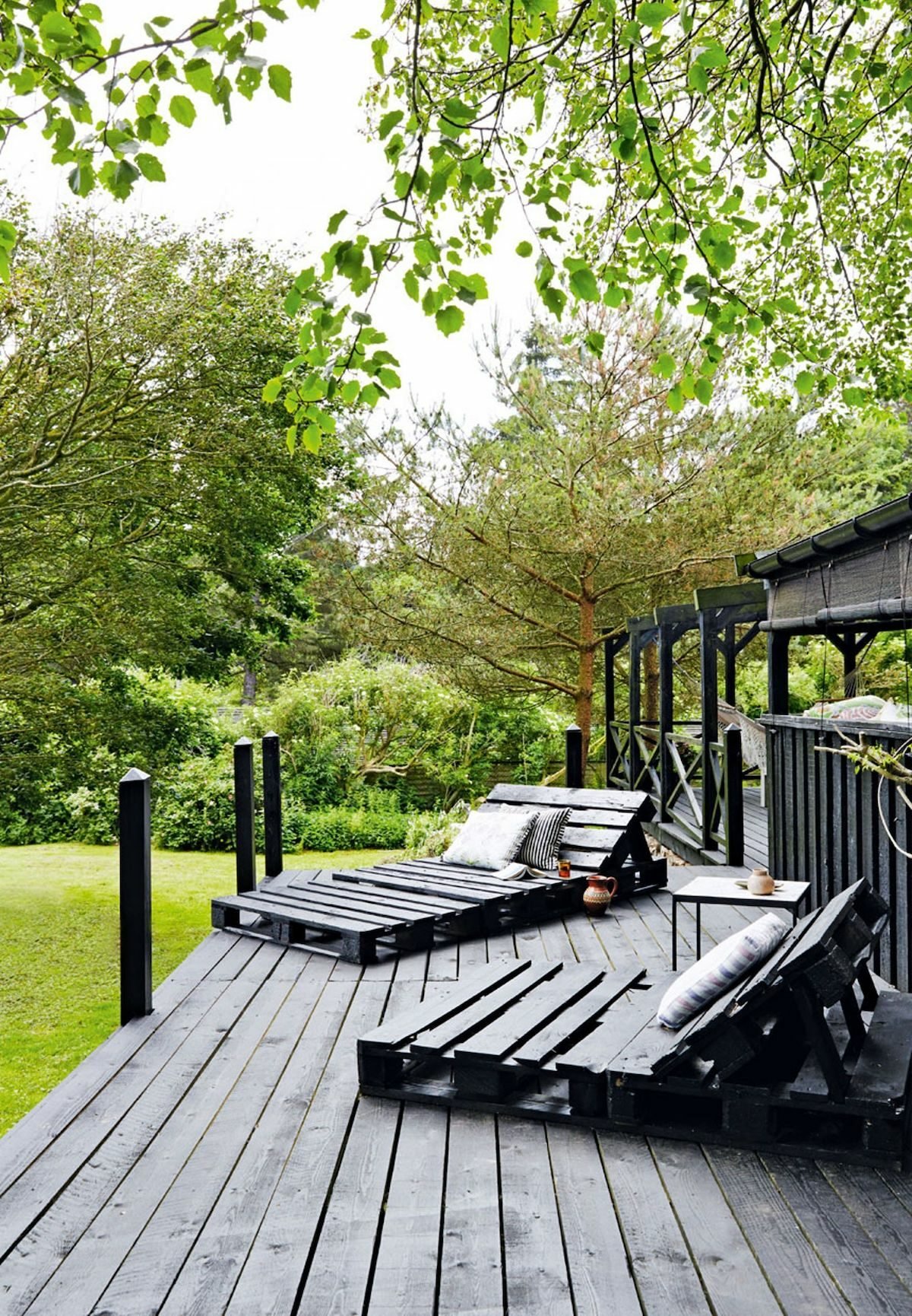 terrasse palette noire transat bois noir