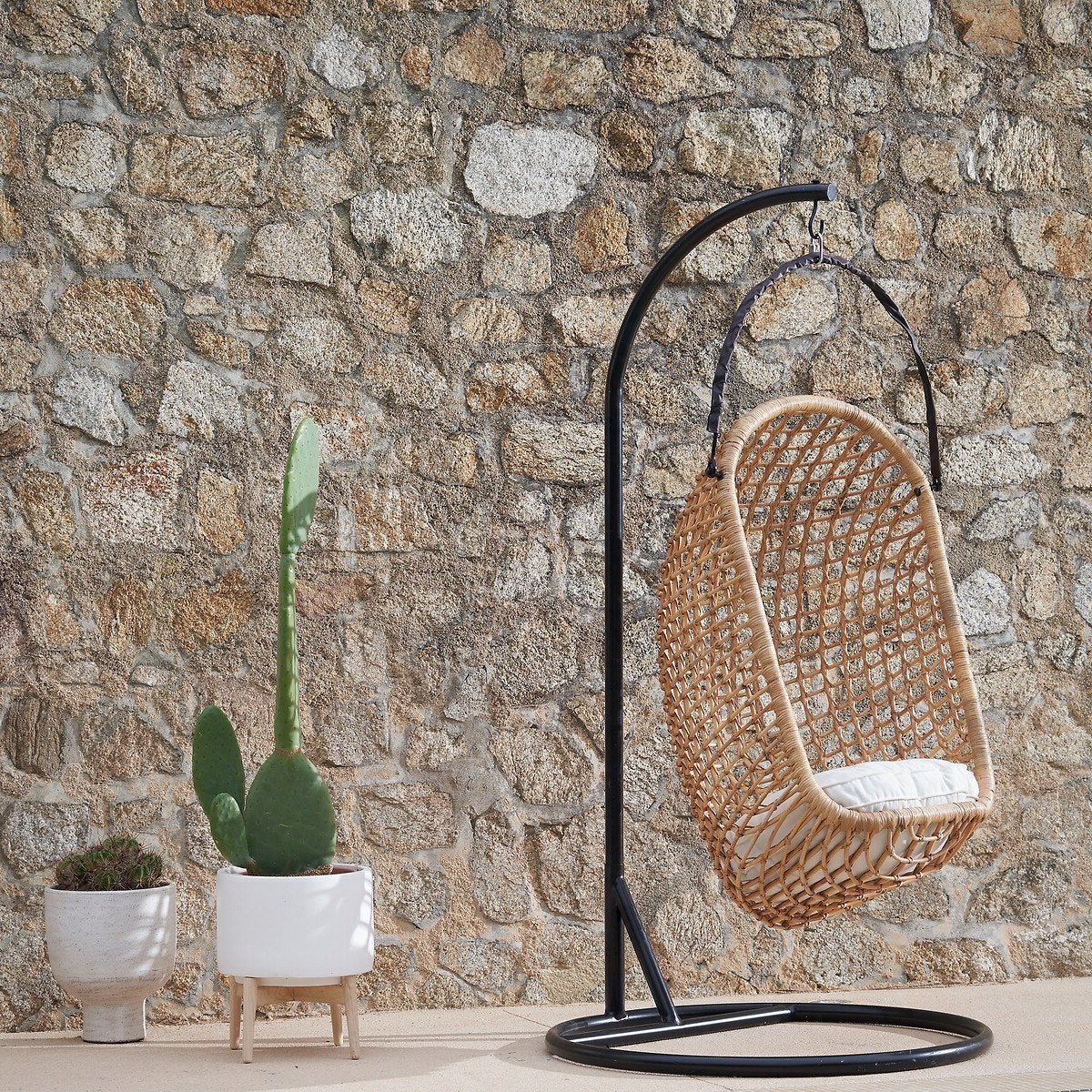 Fauteuil suspendu avec socle noir osier - blog déco clem around the corner