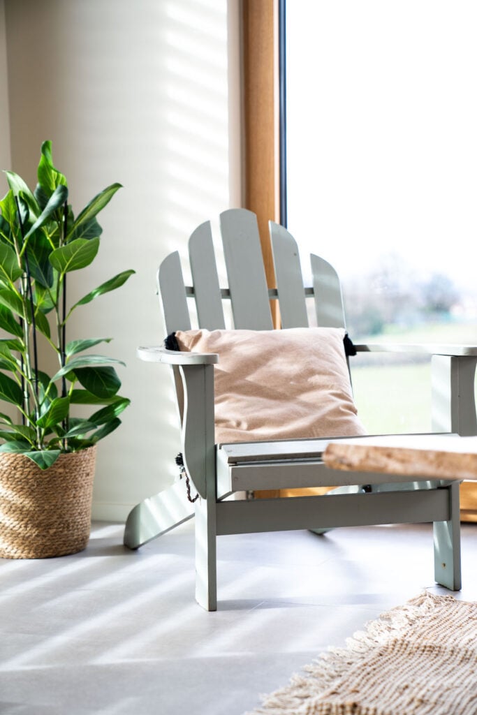 Tendance déco au salon japandi minimaliste fauteuil Adirondack