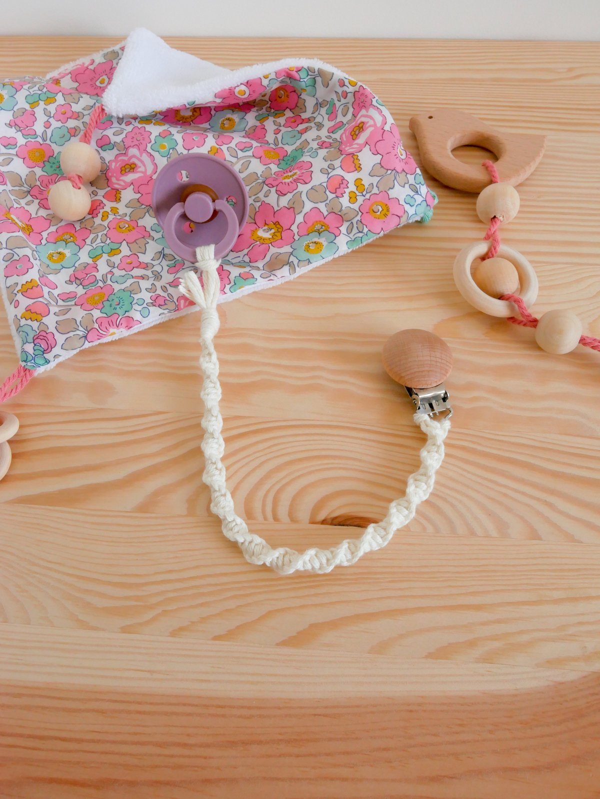 accroche-tétine bois corde tissage cadeau de naissance