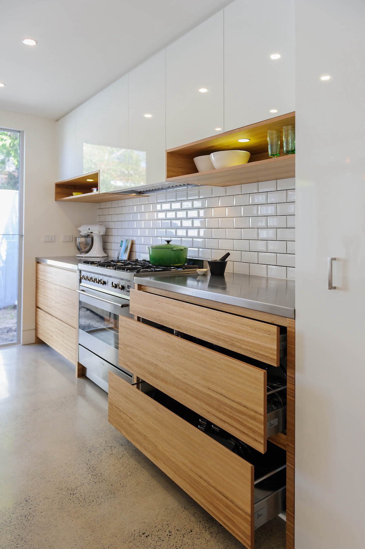 cuisine blanche bois clair mur brique deco lumineuse