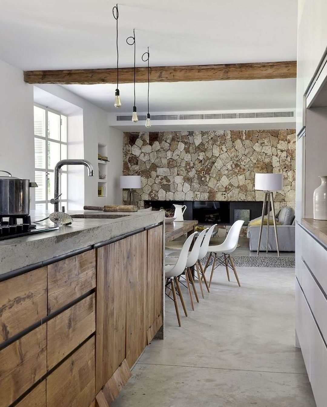 cuisine champêtre rustique mur en pierre poutre en bois apparent suspension ampoule