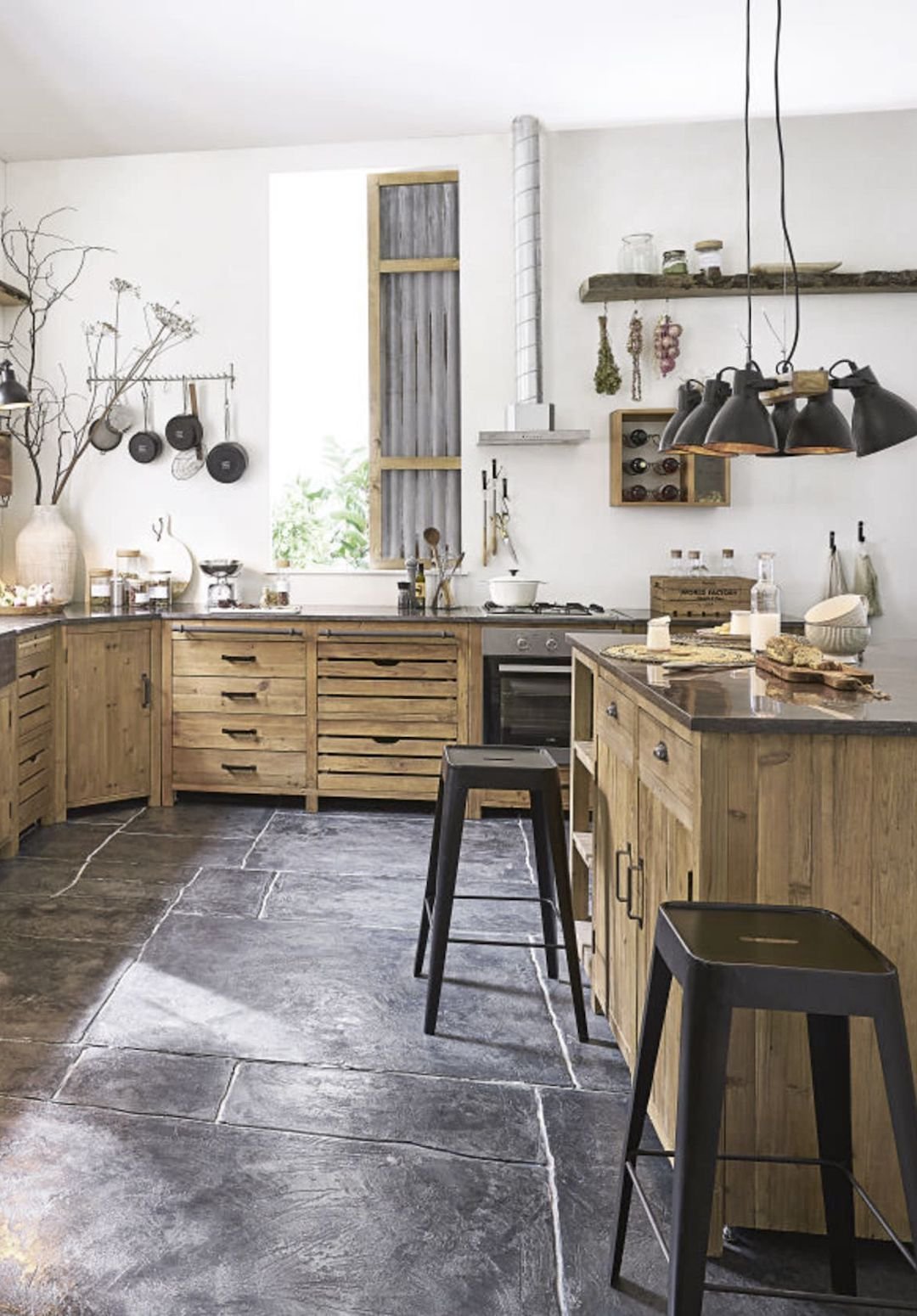 cuisine rustique bois clair sol pierre noir tabouret noir