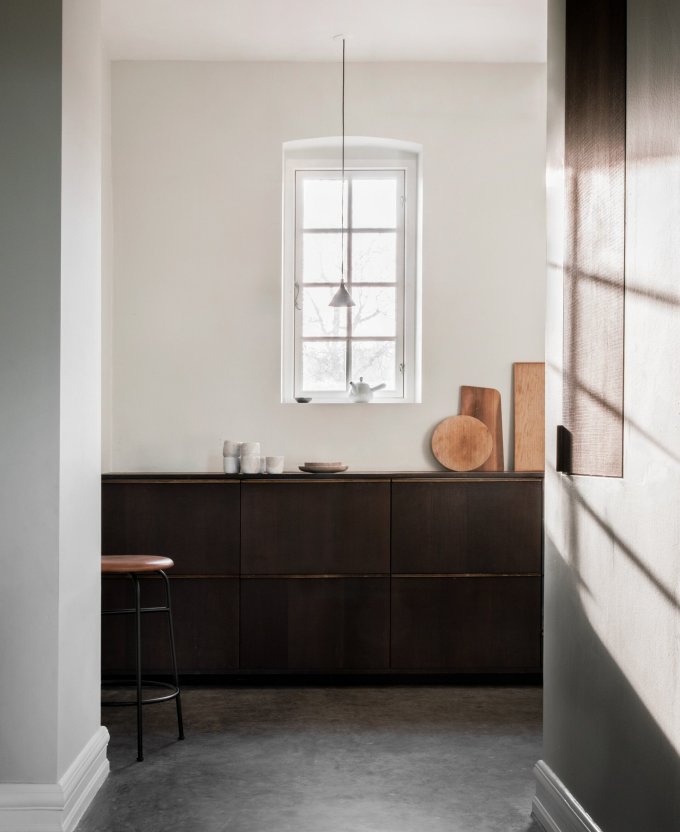 cuisine rustique bois foncé deco minimaliste tabouret métallique noir