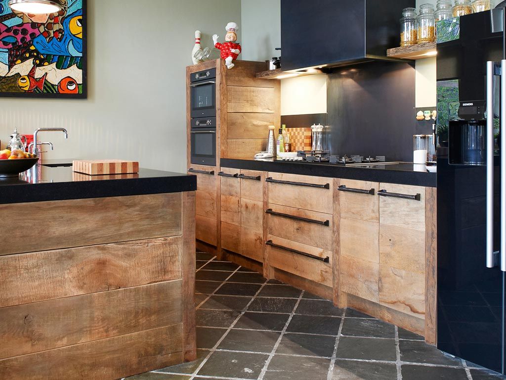 cuisine rustique noir bois tableau coloré pop art sol pierre