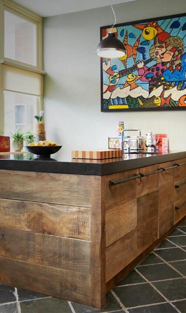 cuisine tableau pop art sol carrelage pierre noir ilot central bois