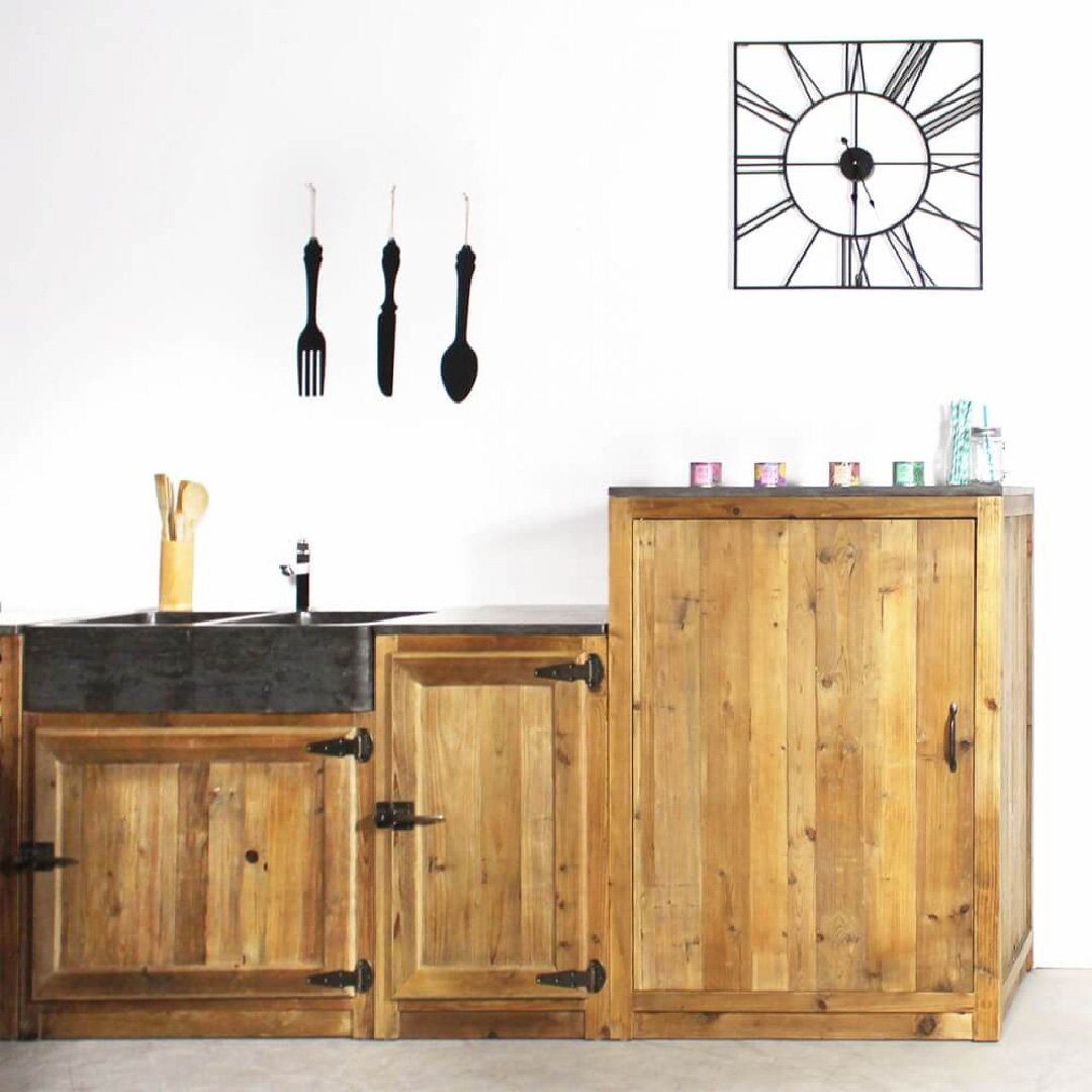 Cuisine sobre mobilier bois évier noir sans meubles hauts