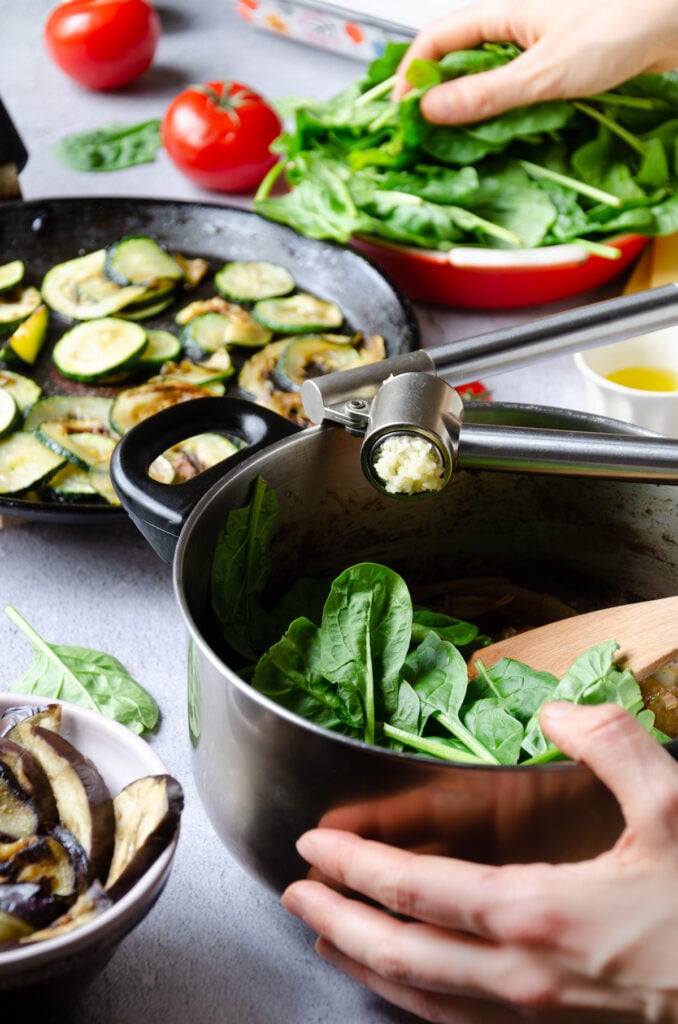 préparation salade estivale presse ail accompagnement