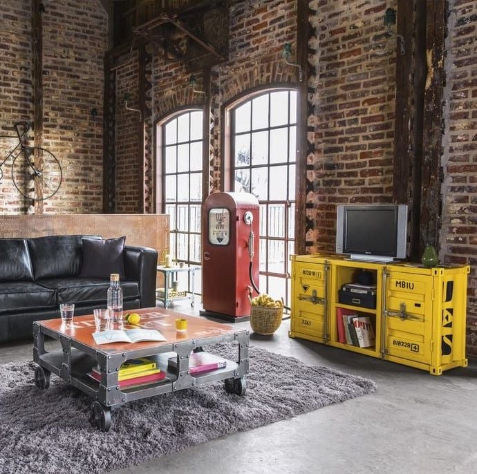 salon industriel mur briques rouges meuble jaune