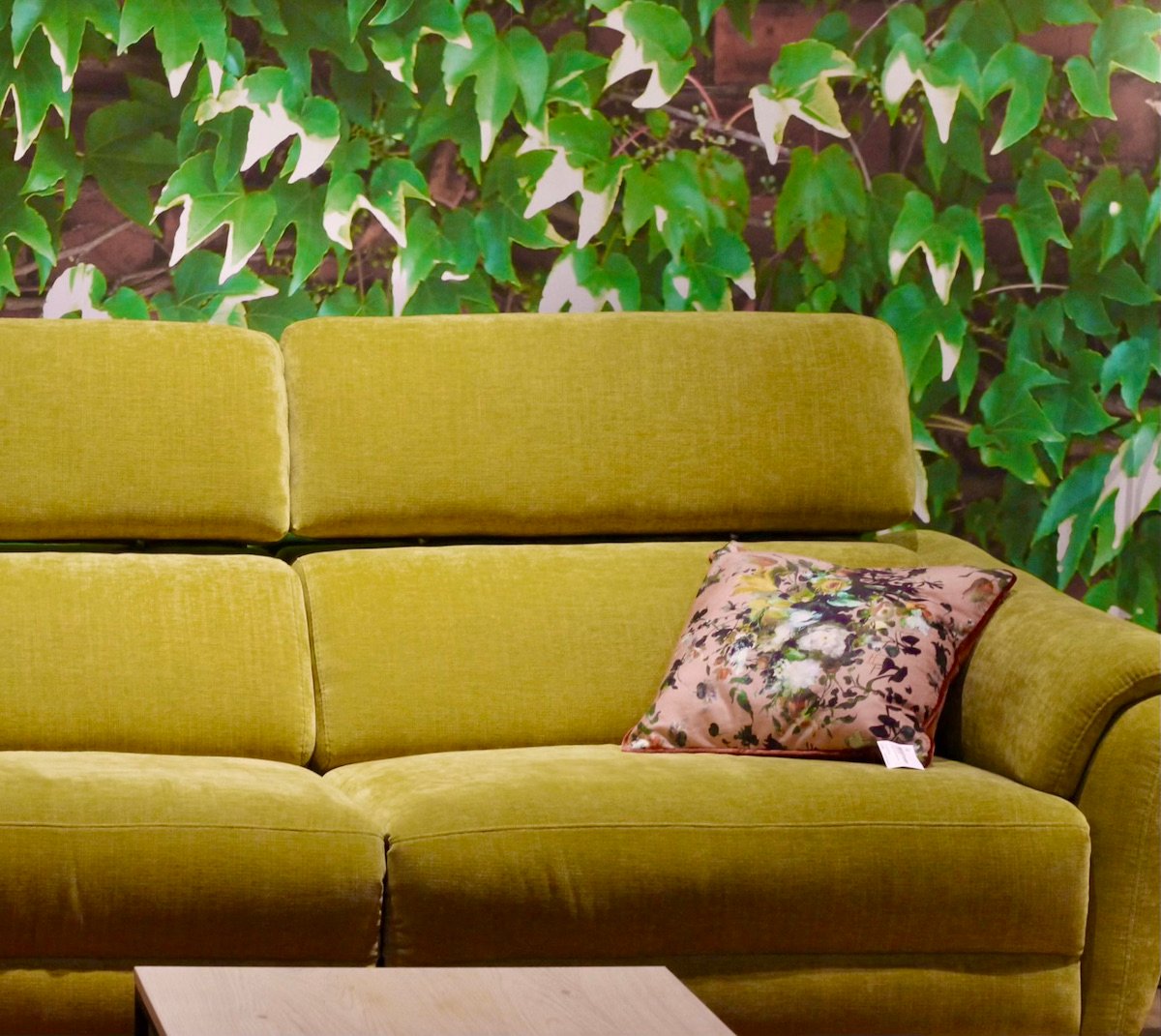 canapé velours jaune moutarde déco vitaminée salon