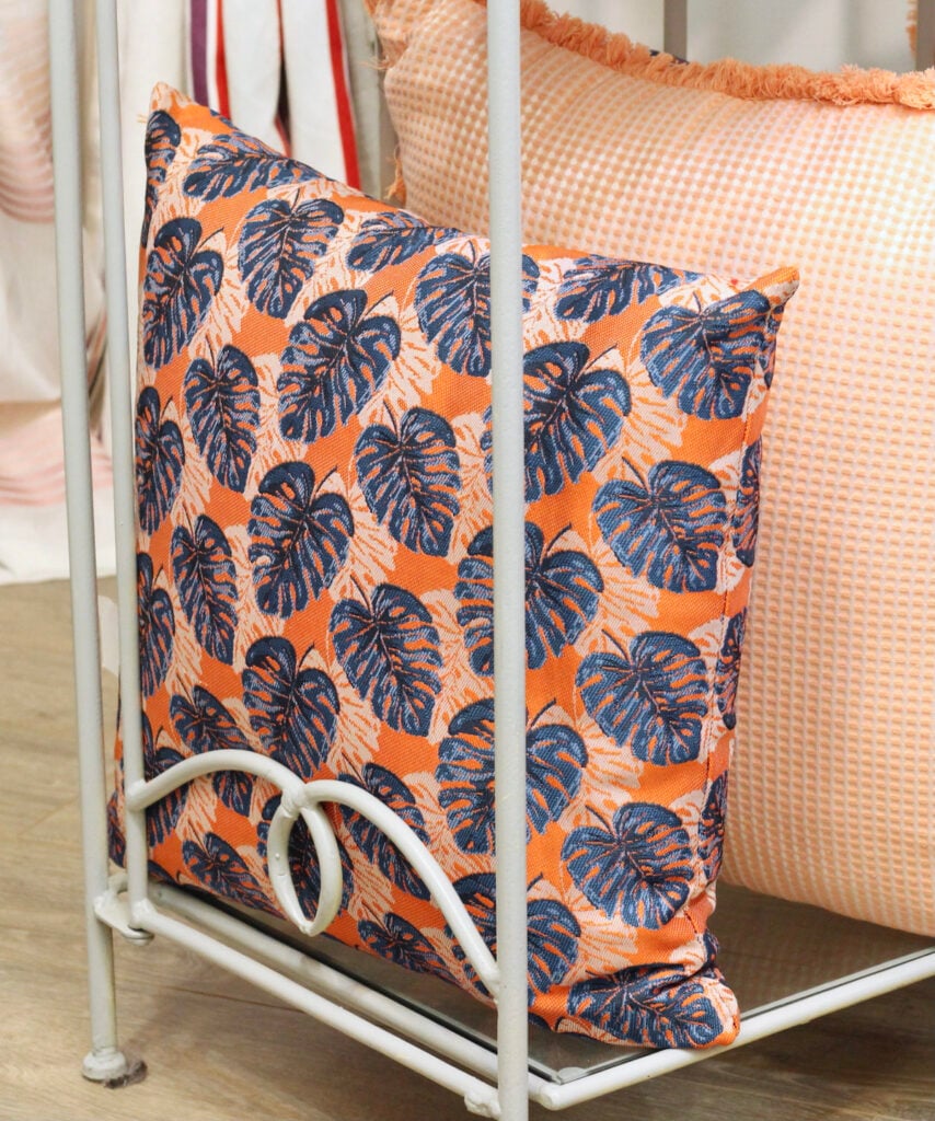 coussin brodé motif feuille monstera jungle frangé orange bleu électrique
