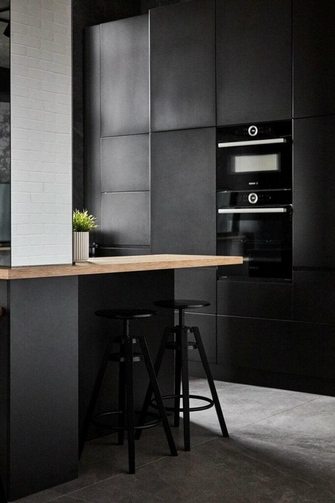 cuisine noire sol grès cérame béton ciré bar plan travail bois