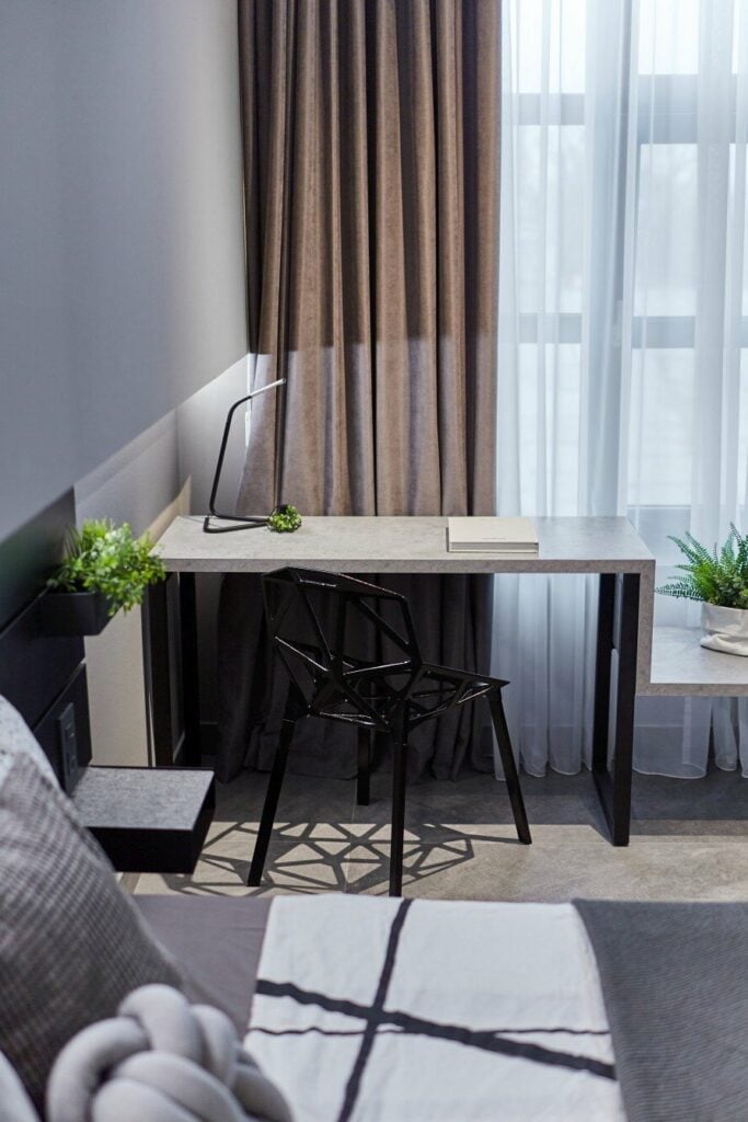 loft à Bucarest espace travail bureau brutaliste béton home office