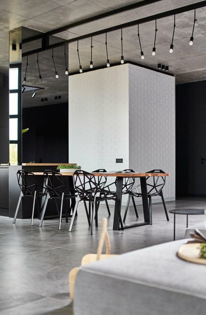 loft à Bucarest table repas continuité plan travail cuisine bois noire