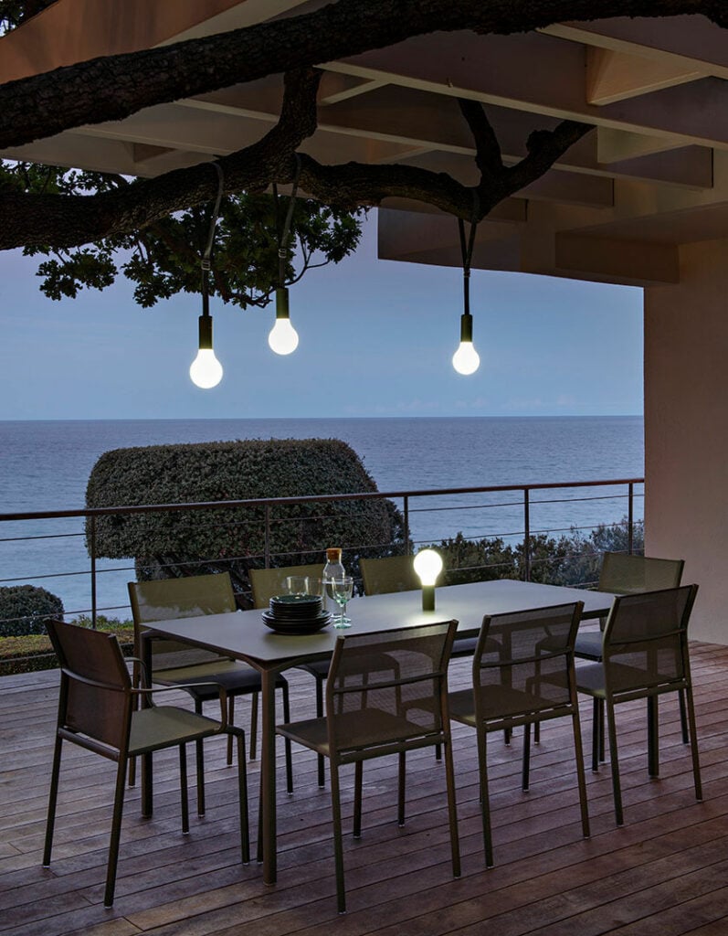 maison terrasse face à la mer décoration grise bleue