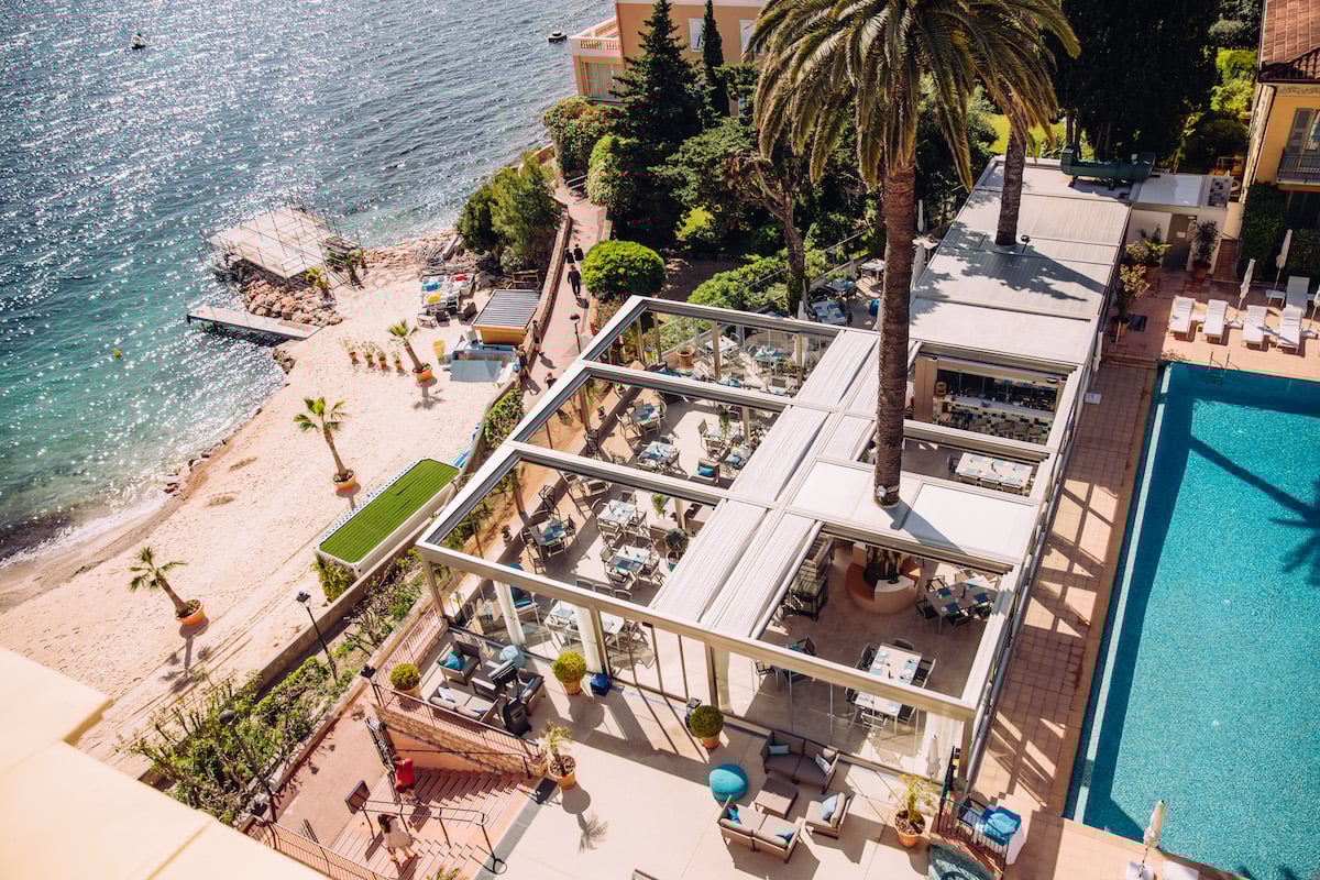 plus beaux endroits pour vacances Saint Jean Cap Ferrat Projet extérieur restaurant sur mesure Projet de couverture terrasse restaurant pergola bioclimatique grandes dimensions
