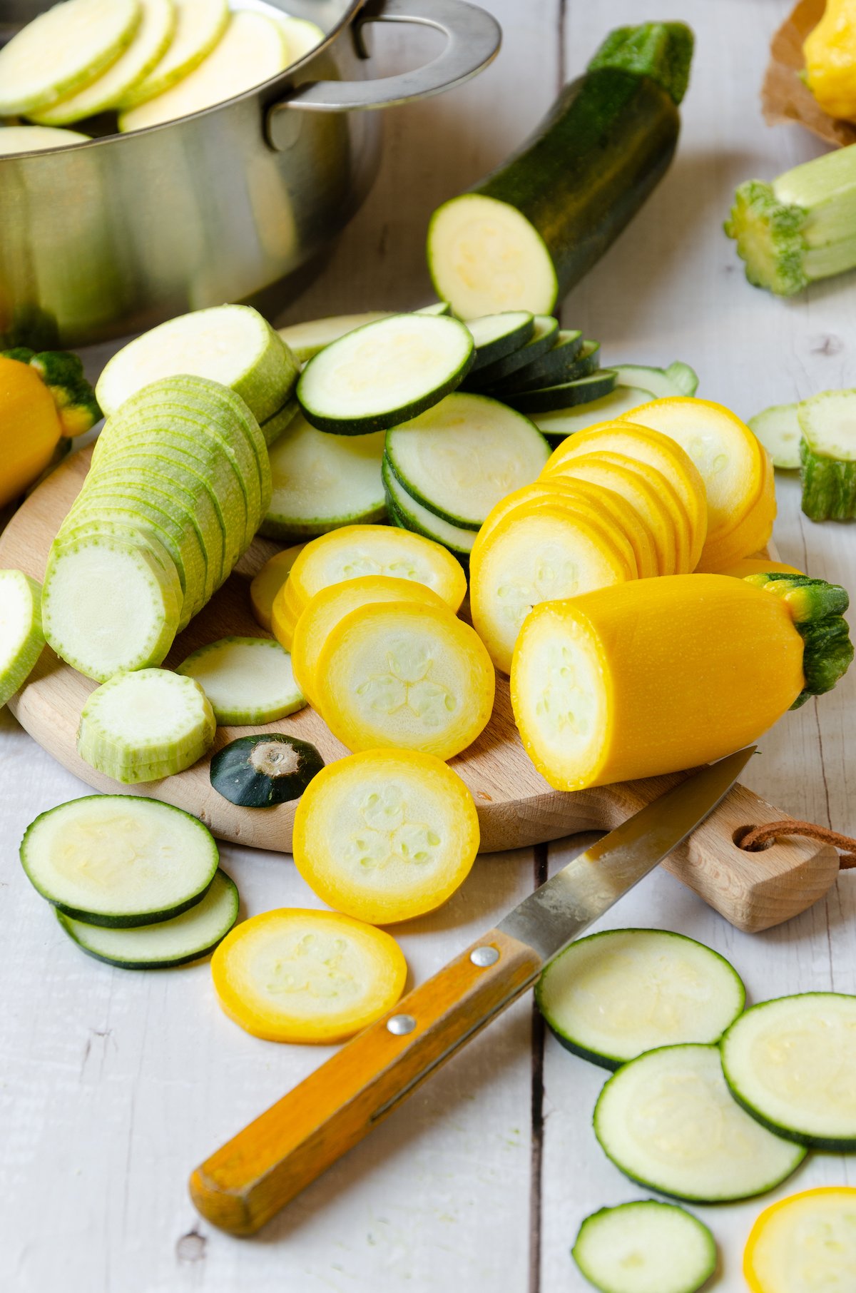 préparation rondelle courgette blanche jaune salade fraîche