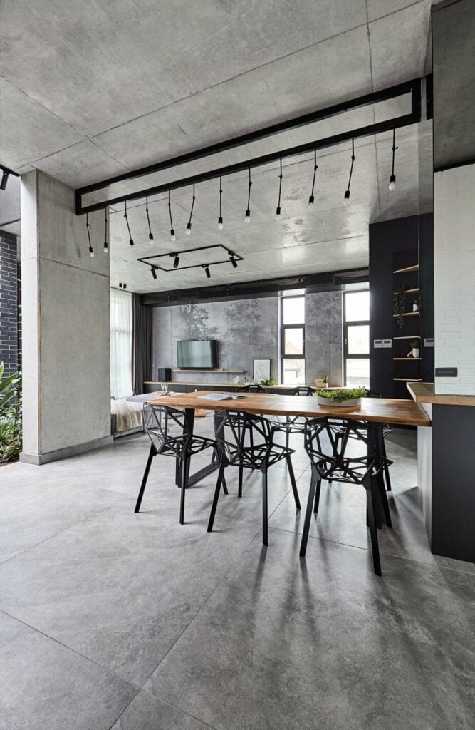 salle à manger table plateau bois pied métal noir chaise plastique design ajourée