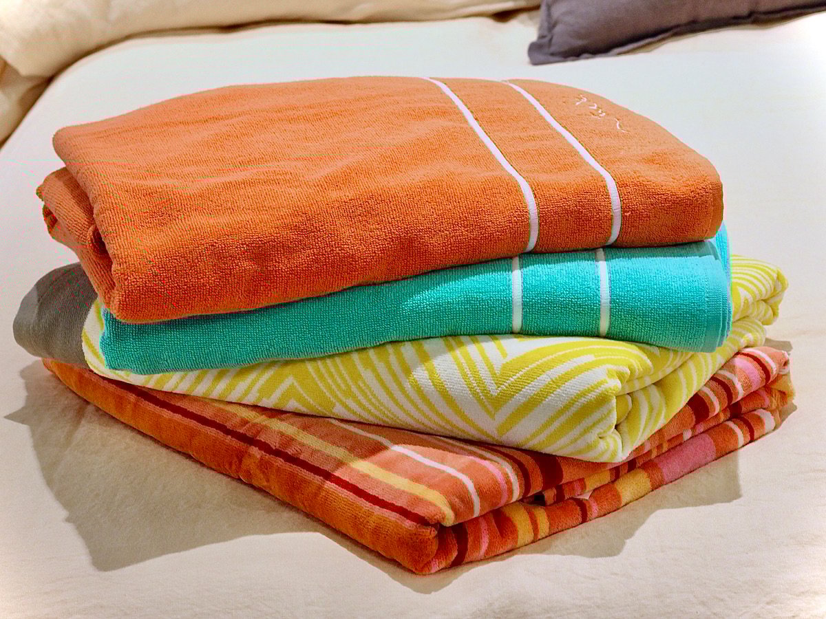 serviette de plage rayé motif jaune orange rose camaïeu