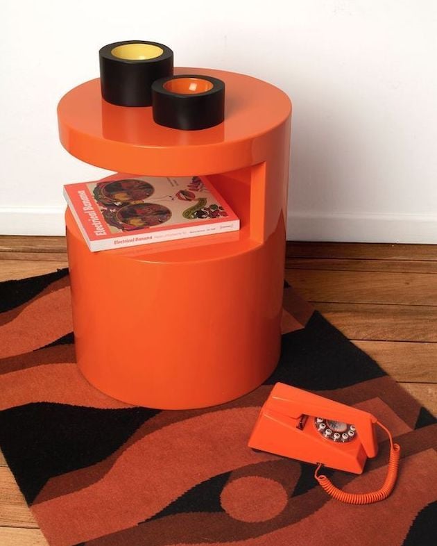 table d'appoint orange ronde tapis noir orange motifs rétro deco intérieure