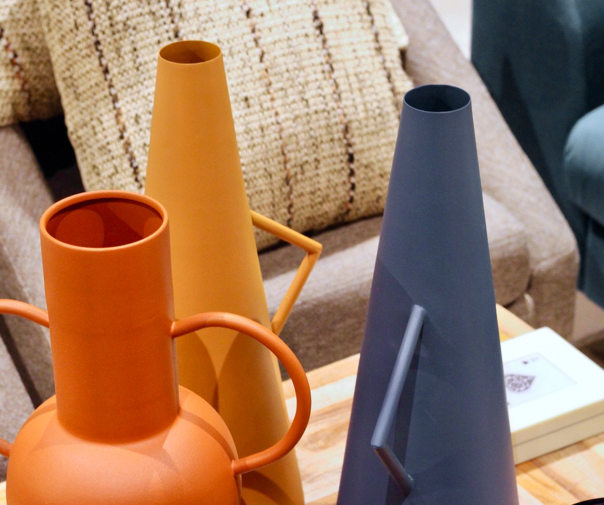 vase métal mat graphique amphore moderne orange jaune bleu nuit