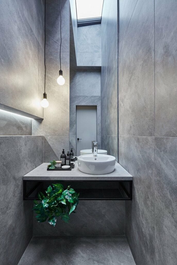 wc puits de lumière mur sol béton loft à Bucarest