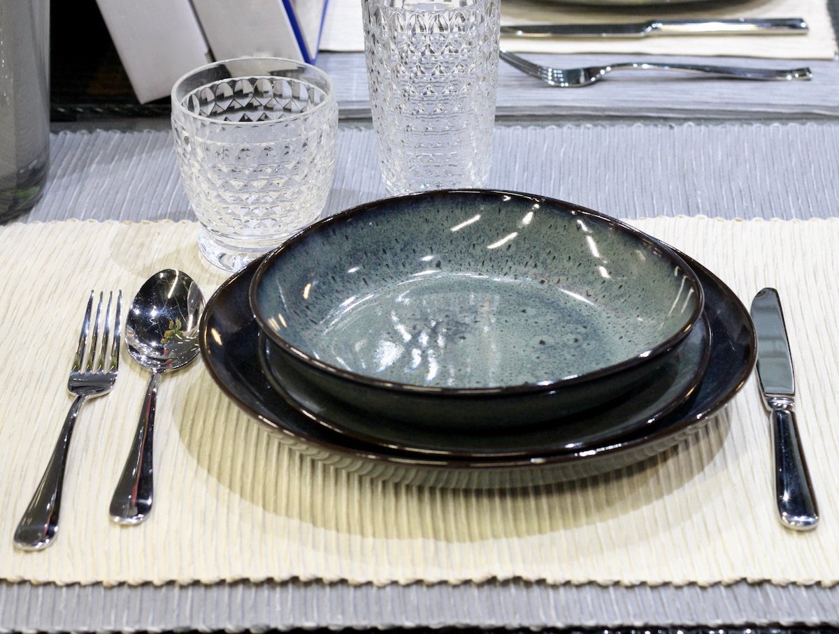 assiette en grès bleue lave Villeroy Boch bain email motif unique style scandinave