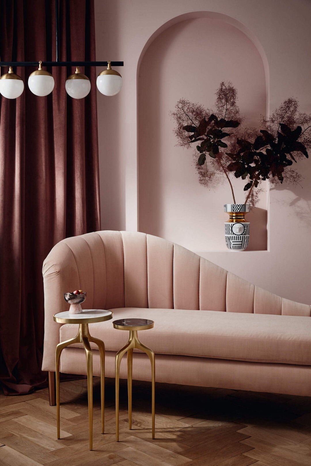 banquette rose velours suspension laiton parquet bois chevron