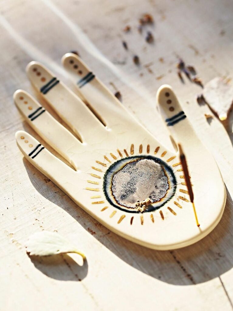 bougeoir support forme main finition peinture marron bleu