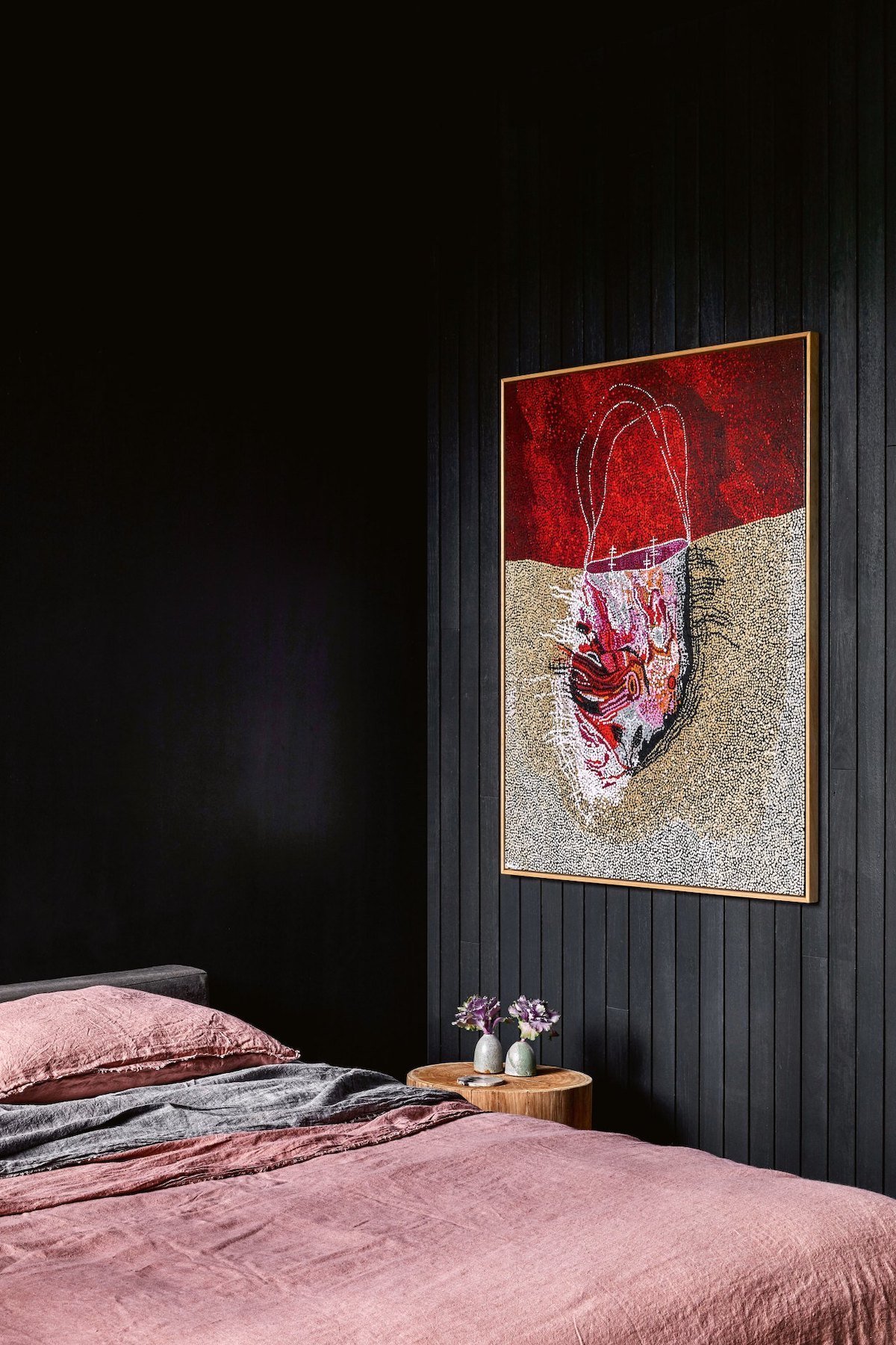 chambre déco noire mur foncé drap lin dépareillé gris rose