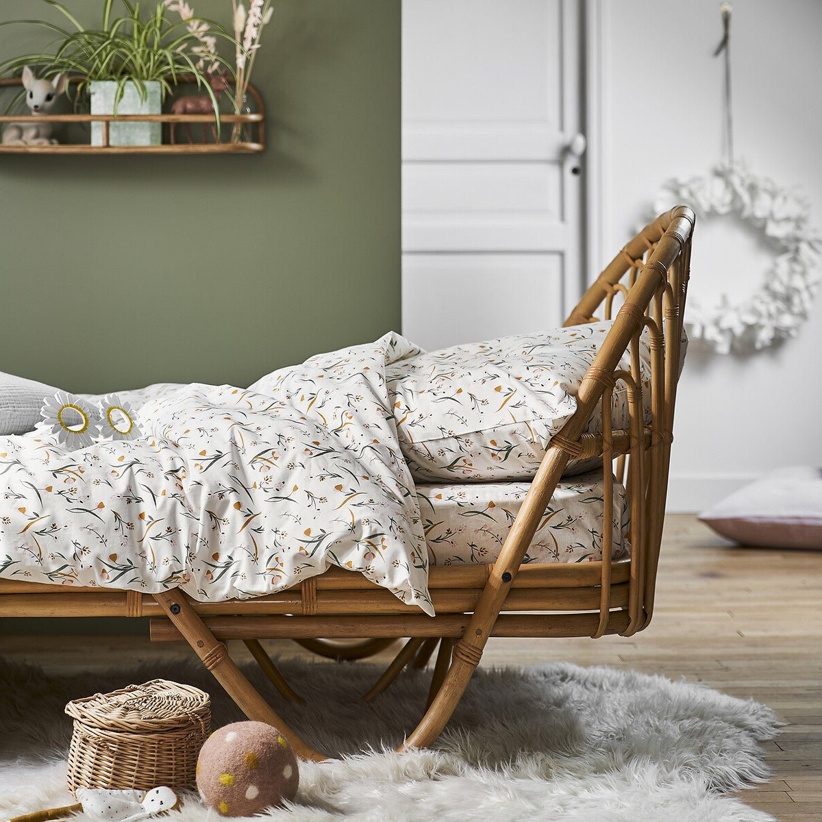 chambre enfant rétro lit rotin couette liberty fleur