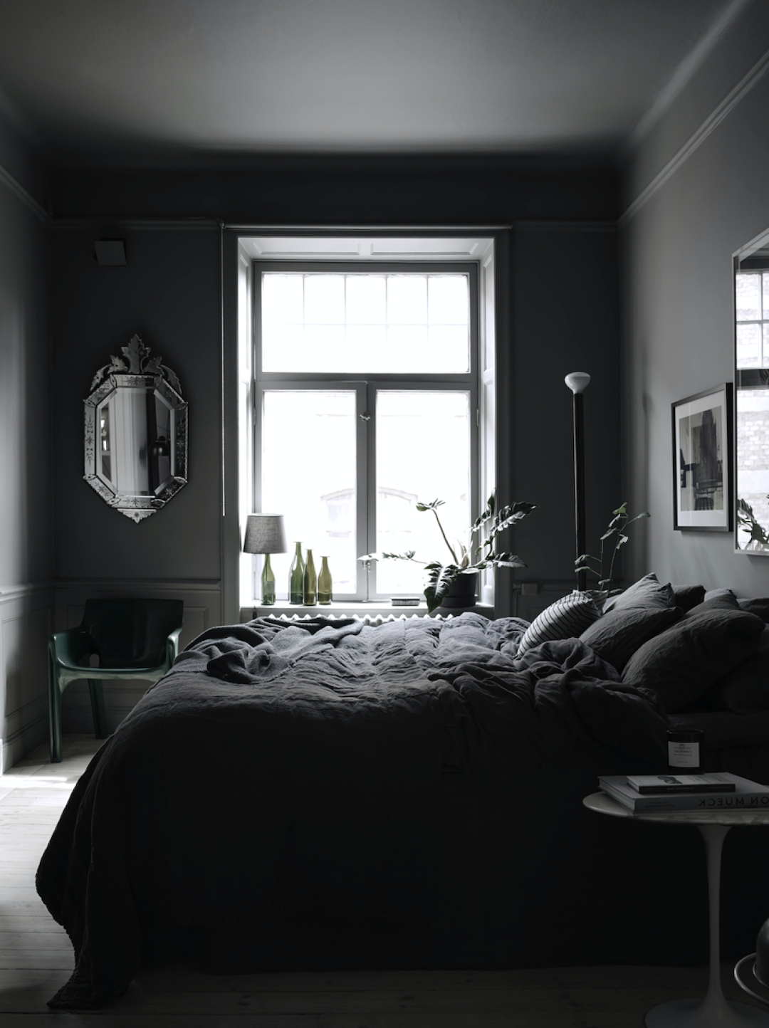 chambre noir miroir vintage deco sobre élégante