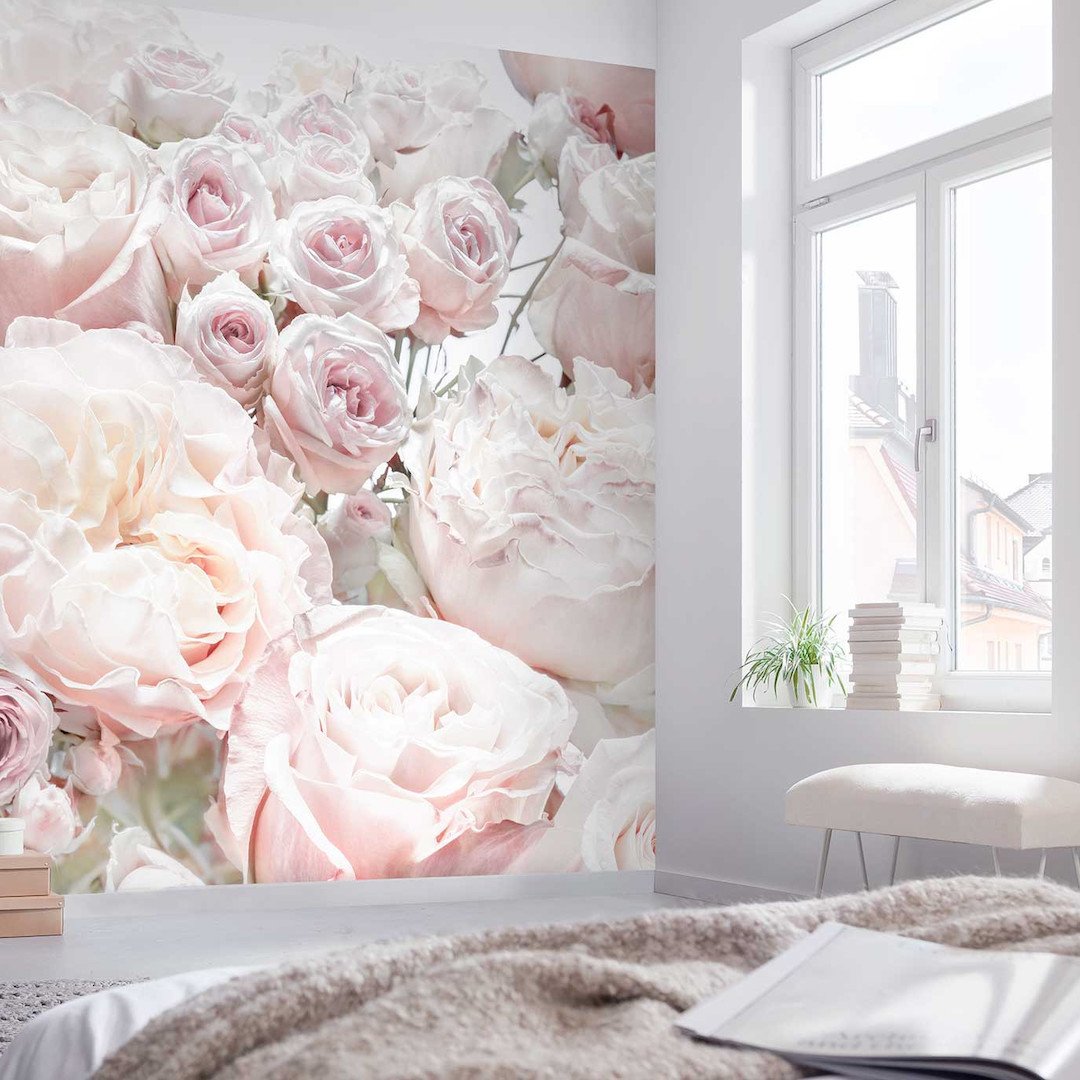 chambre parentale lumineuse papier peint floral rose blanc banquette pied laiton