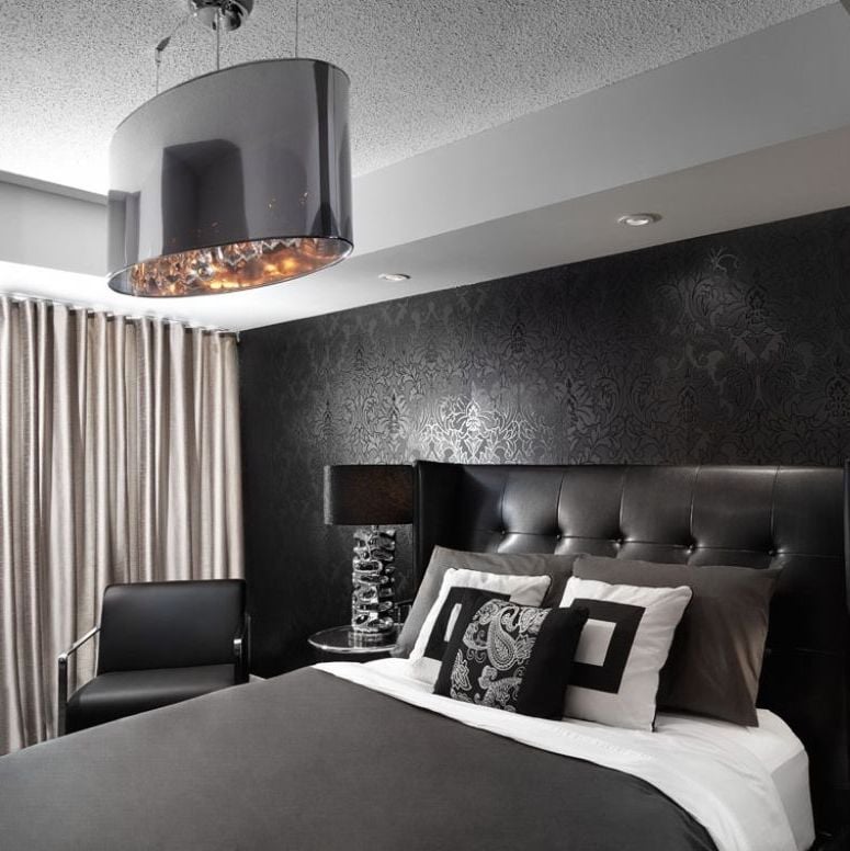 chambre total look noir tête de lit matelassé