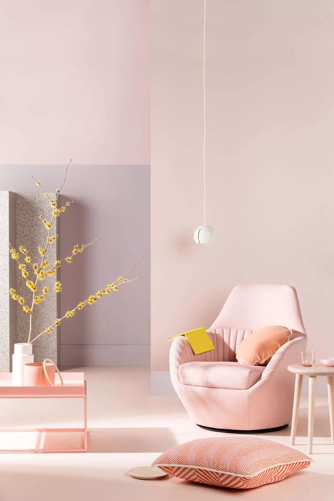 coin salon rose pastel deco épurée lumineuse fauteuil rond coussin de sol