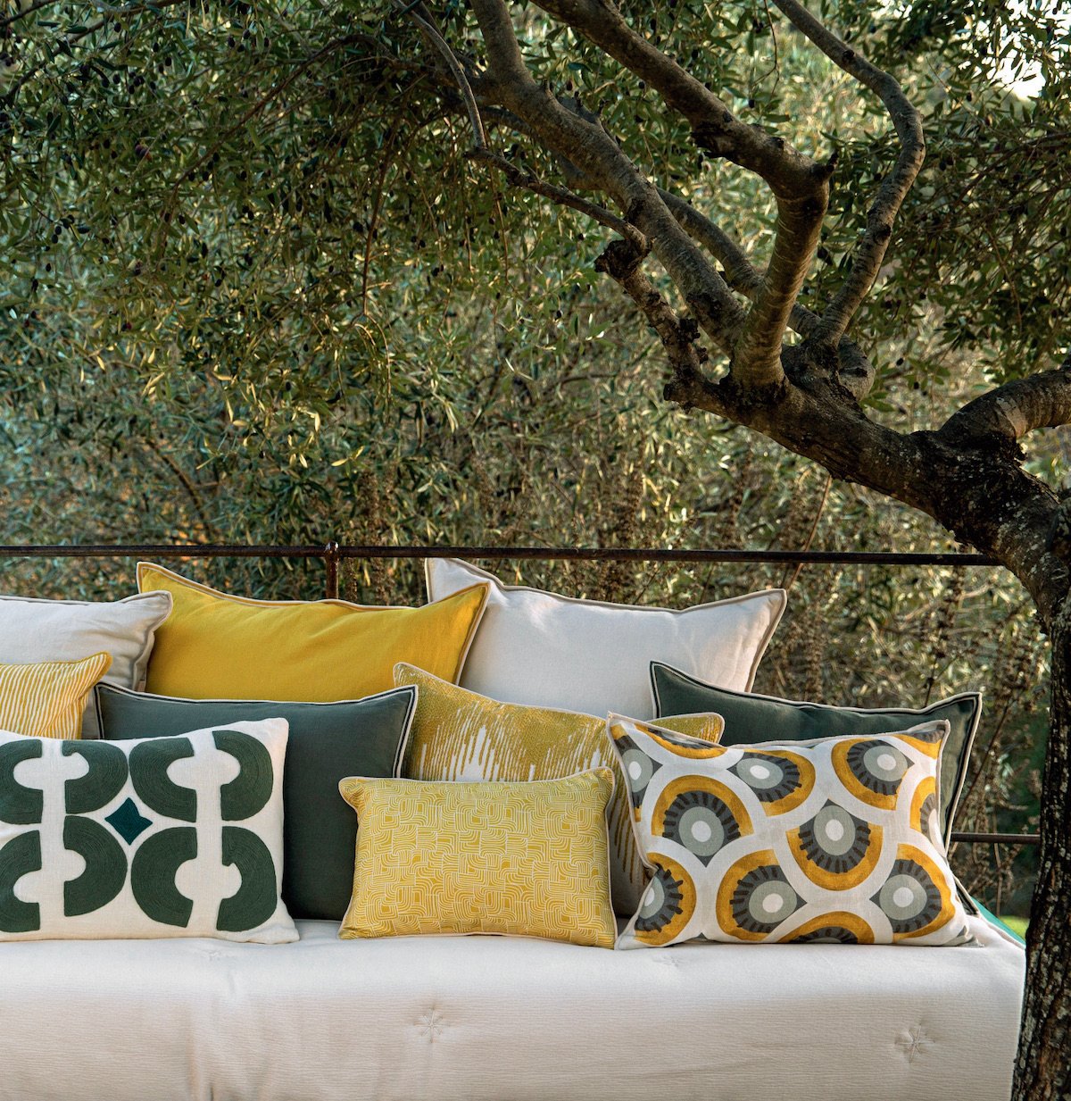 comment assortir coussins à motif jaune moutarde kaki vert canapé blanc extérieur