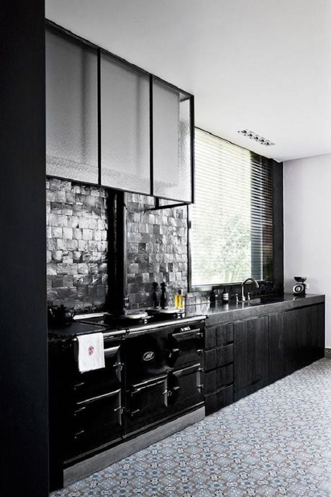 cuisine noir contemporaine crédence aux murs