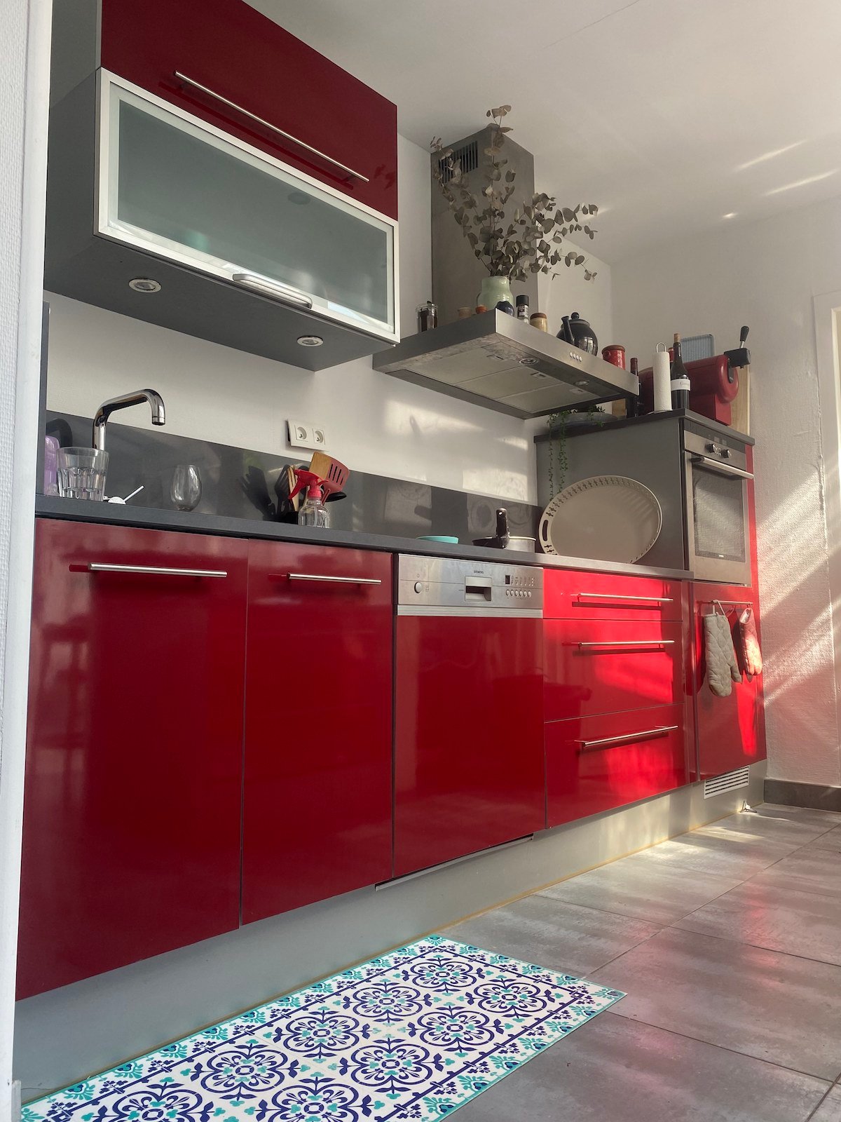 cuisine rouge plan de travail béton gris carrelage